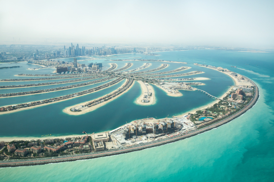 Blick aus dem Flugzeug &uuml;ber The Palm Dubai, k&uuml;nstlich angelegte Inseln im Meer